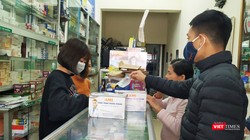 Người dân mua khẩu trang. Ảnh: Lê Mai 