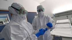 Nhân viên y tế trong phòng cách ly của một bệnh viện ở Genova, Ý. Ảnh: EPA-EFE