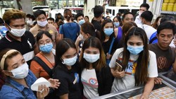 Người dân chen lấn mua khẩu trang. Ảnh: AFP