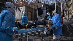 Nhân viên y tế đưa người bệnh nhập viện cấp cứu. Ảnh: AGENCE FRANCE-PRESSE