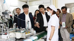 Thứ trưởng Bộ Y tế Trương Quốc Cường kiểm tra công tác sản xuất khẩu trang. Ảnh: Khánh Phương