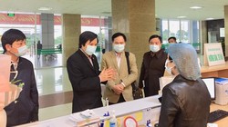 TS. Cao Hưng Thái - Phó Cục trưởng Cục Quản lý Khám, chữa bệnh cùng các thành viên trong Đội cơ động chống dịch viêm đường hô hấp cấp do chủng virus Corona (nCoV) kiểm tra công tác cấp cứu điều trị, cách ly bệnh nhân dương tính với nCoV. Ảnh: Lê Hảo