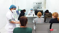 Bác sĩ thăm hỏi tình hình sức khỏe bệnh nhân. Ảnh: Minh Thúy 