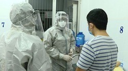 Bác sĩ thăm khám cho bệnh nhân tại Bệnh viện Chợ Rẫy. Ảnh: BVCC