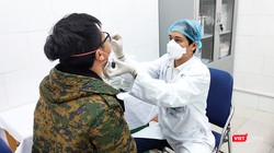 Bác sĩ thăm khám cho bệnh nhân. Ảnh: Minh Thúy 