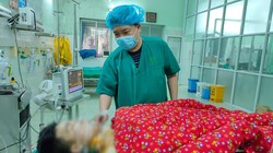 Bác sĩ điều trị cho nam hanh niên bị đâm thấu ngực. Ảnh: Bệnh viện Đa khoa tỉnh Tuyên Quang