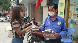 Bên cạnh nhiều cá nhân đầu cơ trục lợi, một số tổ chức, cửa hàng tại Hà Nội đã phát khẩu trang miễn phí cho người dân. Ảnh chụp tại số nhà 266 Bà Triệu (Hà Nội).