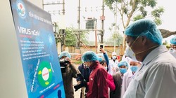 Thứ trưởng Bộ Y tế Đỗ Xuân Tuyên kiểm tra công tác phòng, chống dịch bệnh tại Vĩnh Phúc. Ảnh: Thái Bình 