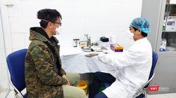 Bác sĩ thăm khám cho bệnh nhân tại Bệnh viện Bạch Mai. Ảnh: Minh Thúy