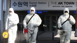 Nhân viên y tế khử trùng tại sân bay. Ảnh: EPA-EFE
