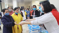 Bệnh nhân được phát khẩu trang miễn phí. Ảnh: BVCC