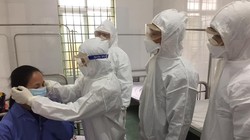 Các bác sĩ thăm khám cho bệnh nhân. Ảnh: Lê Hảo 