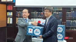 Cơ quan Hợp tác Quốc tế Nhật Bản (JICA) trao tặng lô hàng viện trợ cho Viện Vệ sinh Dịch tễ Trung ương để ứng phó với nCoV. Ảnh: Minh Thúy