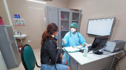 Bác sĩ thăm, khám cho bệnh nhân. Ảnh: Bệnh viện Bạch Mai