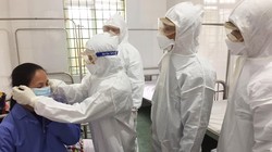 Bác sĩ chăm sóc cho bệnh nhân tại khu vực cách ly. Ảnh: Lê Hảo