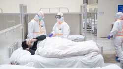 Bác sĩ chăm sóc cho bệnh nhân. Ảnh: The Straitstimes