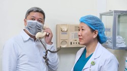 Thứ trưởng Bộ Y tế Nguyễn Trường Sơn điện đàm với bệnh nhân T.H.K. (người Mỹ gốc Việt, 73 tuổi, nhiễm nCoV) tại Bệnh viện Bệnh Nhiệt đới TP. Hồ Chí Minh. Ảnh: Vũ Mạnh Cường