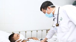 Bác sĩ tại Bệnh viện Hữu nghị Việt Đức thăm khám, chăm sóc cho bệnh nhân. Ảnh: Bệnh viện Hữu nghị Việt Đức