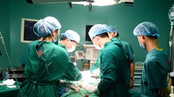 Các bác sĩ phẫu thuật cho bệnh nhân. Ảnh: Bệnh viện Nội tiết Trung ương