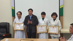 Thứ trưởng Đỗ Xuân Tuyên khen thưởng cho các tập thể, cá nhân có thành tích xuất sắc. Ảnh: Tuấn Dũng 