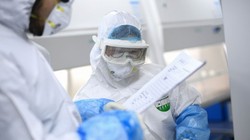 Nhân viên y tế làm việc trong phòng thí nghiệm. Ảnh: AFP