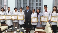 Thứ trưởng Bộ Y tế Đỗ Xuân tuyên trao bằng khen cho tập thể và cá nhân của Viện Vệ sinh Dịch tễ Trung ương. Ảnh: Tuấn Dũng