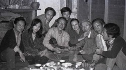Các văn nghệ sĩ nổi tiếng Hà Thành. Ảnh: Chụp năm 1983 tại nhà riêng nhạc sĩ Thụy Kha (Hà Nội)