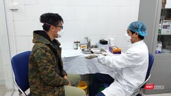 Bác sĩ thăm khám cho bệnh nhân tại Bệnh viện Bạch Mai. Ảnh: Minh Thúy 