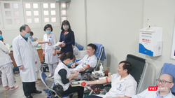 Bác sĩ tham gia hiến máu nhân đạo