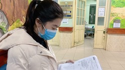 Chị H. cầm trên tay phiếu chụp X-quang trong ngày ra viện. Ảnh: Bệnh viện Hữu nghị Việt Đức. 