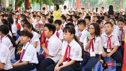 Học sinh tiểu học chào cờ vào sáng thứ 2. Ảnh: Minh Thúy 