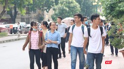 Sinh viên đến trường. Ảnh: Minh Thúy 