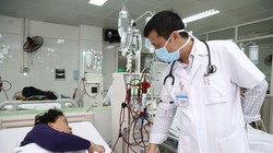 Bác sĩ thăm khám cho bệnh nhân. Ảnh: Bệnh viện Hữu nghị Việt Đức 