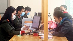 Người dân làm việc tại cơ quan hành chính của tỉnh. Ảnh: Hương – Ánh 