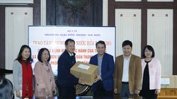 TS. Dương Đức Hùng - Phó giám đốc Bệnh viện Bạch Mai đón nhận 650 lít dung dịch nước rửa tay khô. Ảnh: Thế Anh 