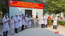 2 bệnh nhân mắc COVID-19 ra viện tại Phòng khám đa khoa Quang Hà (huyện Bình Xuyên, tỉnh Vĩnh Phúc). Ảnh: Tuấn Dũng