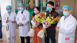  2 bệnh nhân mắc COVID-19 khỏi bệnh ra viện. Ảnh: Minh Thúy 