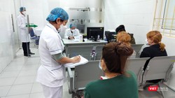 Bác sĩ thăm hỏi tình hình bệnh nhân. Ảnh: Minh Thúy 