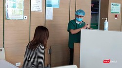 Bác sĩ thăm khám cho bệnh nhân tại Bệnh viện Bệnh Nhiệt đới Trung ương cơ sở 2 (Đông Anh, Hà Nội). Ảnh: Minh Thúy 