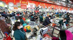 Người dân đeo khẩu trang khi đi siêu thị. Ảnh: AFP/Getty Images.
