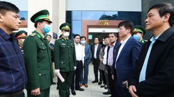 Thứ trưởng Bộ Y tế Trương Quốc Cường thăm Cửa khẩu Trà Lĩnh, Cao Bằng. Ảnh: Thao Nguyen