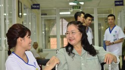 Bác sĩ thăm khám cho bệnh nhân. Ảnh: Bệnh viện Xanh Pôn 