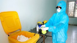 Các loại rác thải y tế tại những nơi cách ly, điều trị bệnh nhân Covid - 19
đều được xử lý bằng dung dịch sát khuẩn trước khi tiêu hủy. Ảnh: Cổng thông tin điện tử tỉnh Vĩnh Phúc