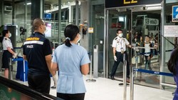 Kiểm tra hành khách nhập cảnh tại sân bay. Ảnh: The Straitstimes 