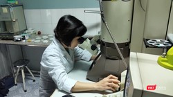 Cán bộ nghiên cứu làm việc tại Viện Vệ sinh dịch tễ Trung ương. Ảnh: Minh Thúy 