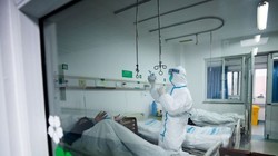 Nhân viên y tế chăm sóc cho bệnh nhân. Ảnh: The Satraitstimes 