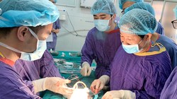 Bác sĩ phẫu thuật cho bệnh nhân tại Bệnh viện Hữu nghị Việt Đức. Ảnh: Bệnh viện Hữu nghị Việt Đức 
