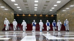 Nhân viên y tế phun thuốc khử trùng phòng dịch COVID-19. Ảnh: AFP