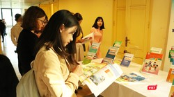 Hoc sinh và phụ huynh xem bản mẫu SGK mới. Ảnh: Minh Thúy 