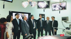 GS. TS. Trần Bình Giang - Giám đốc Bệnh viện Hữu Nghị Việt Đức thăm phòng mổ kỹ thuật cao KARL STORZ OR1. Ảnh: Minh Thúy 